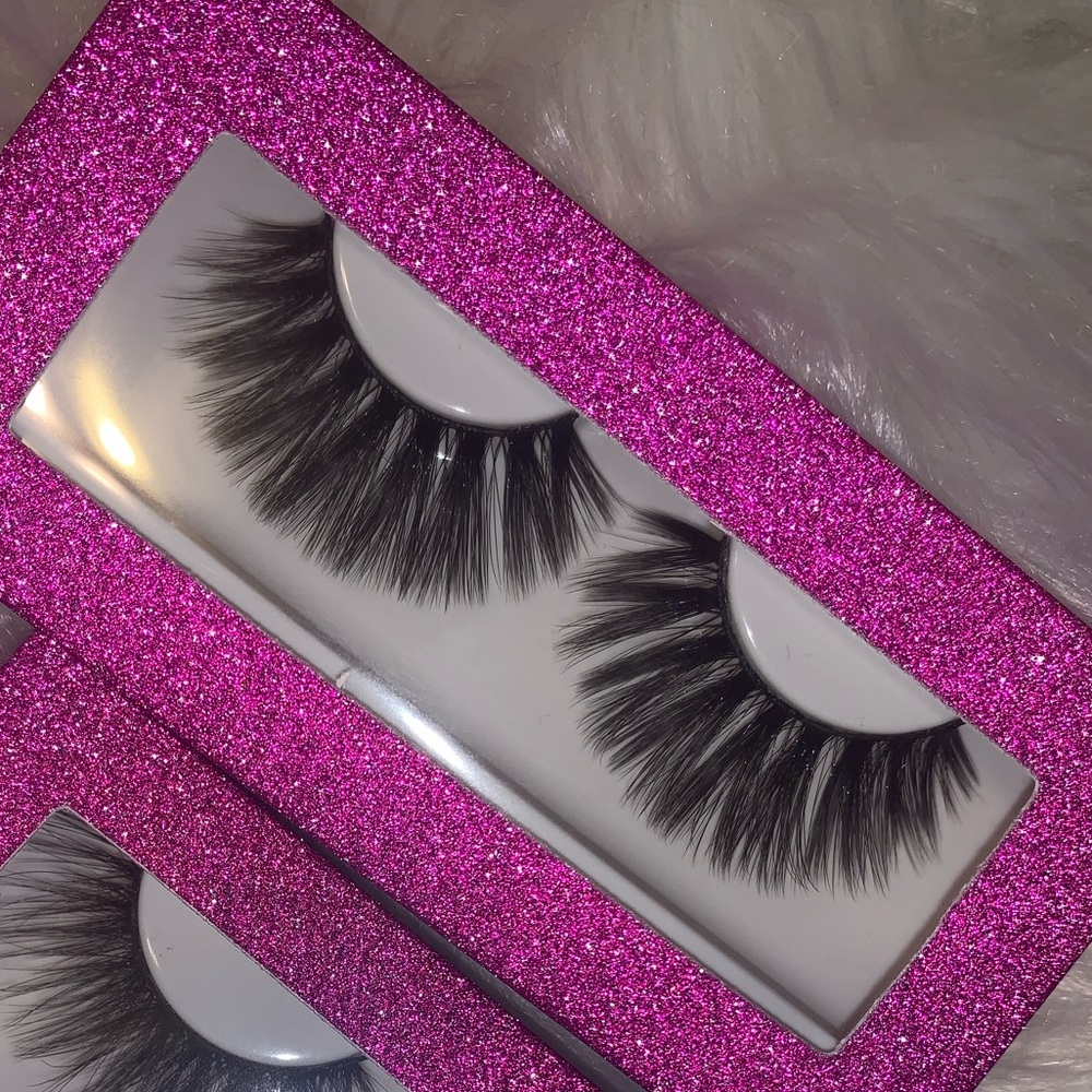 Lashes - Picture 5 of 5